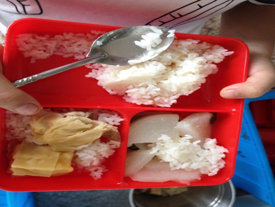 七年级 《爱惜粮食，节约粮食》主题班会张PPT.pptx_第2页